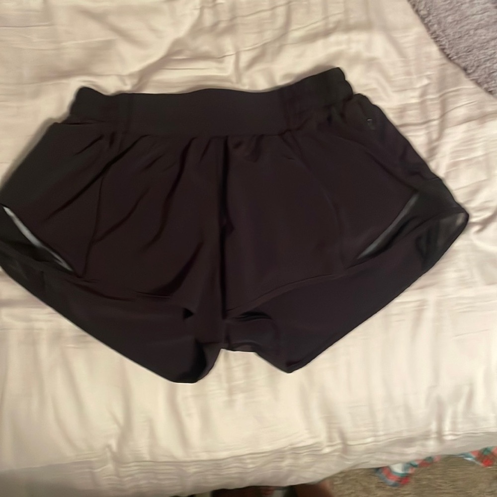 Lululemon black Hotty Hot 2.5” short size 6